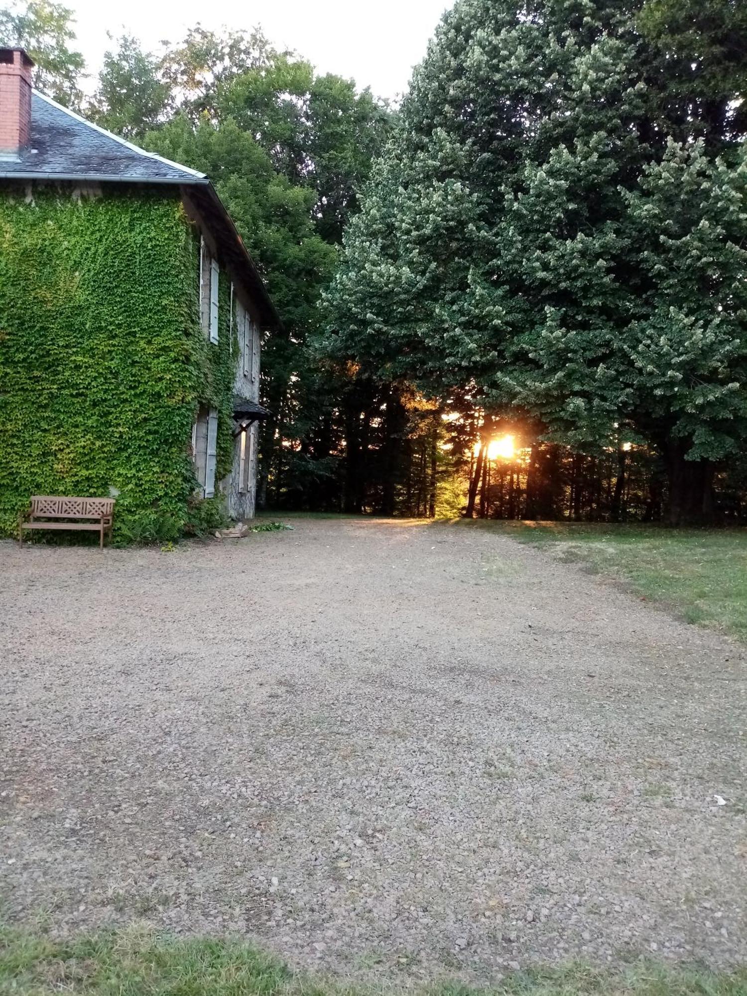 A La Campagne, Bain De Soleil Ou Coin Du Feu *